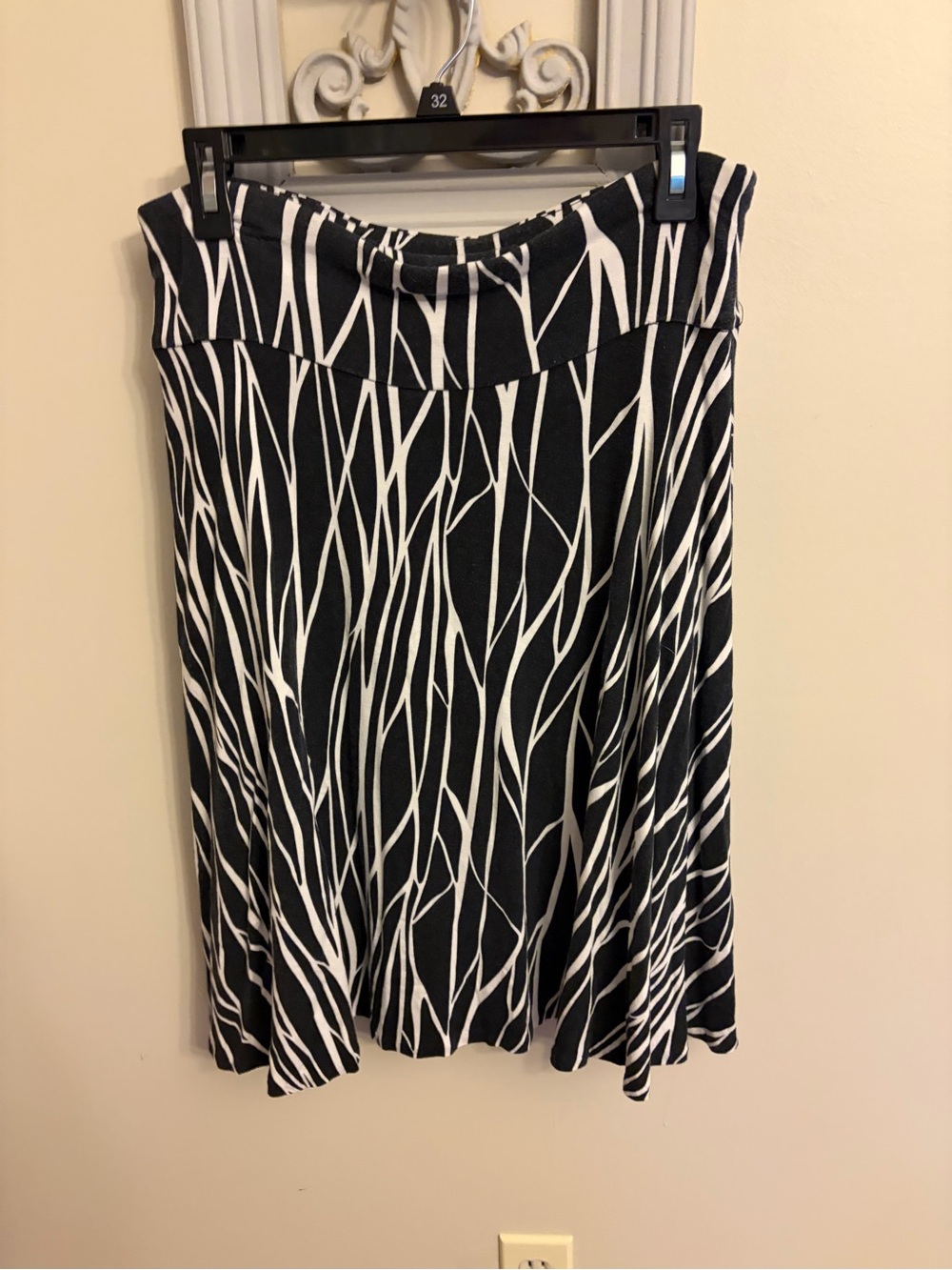 New York & Company Black and White A-Line Patterned Skirt